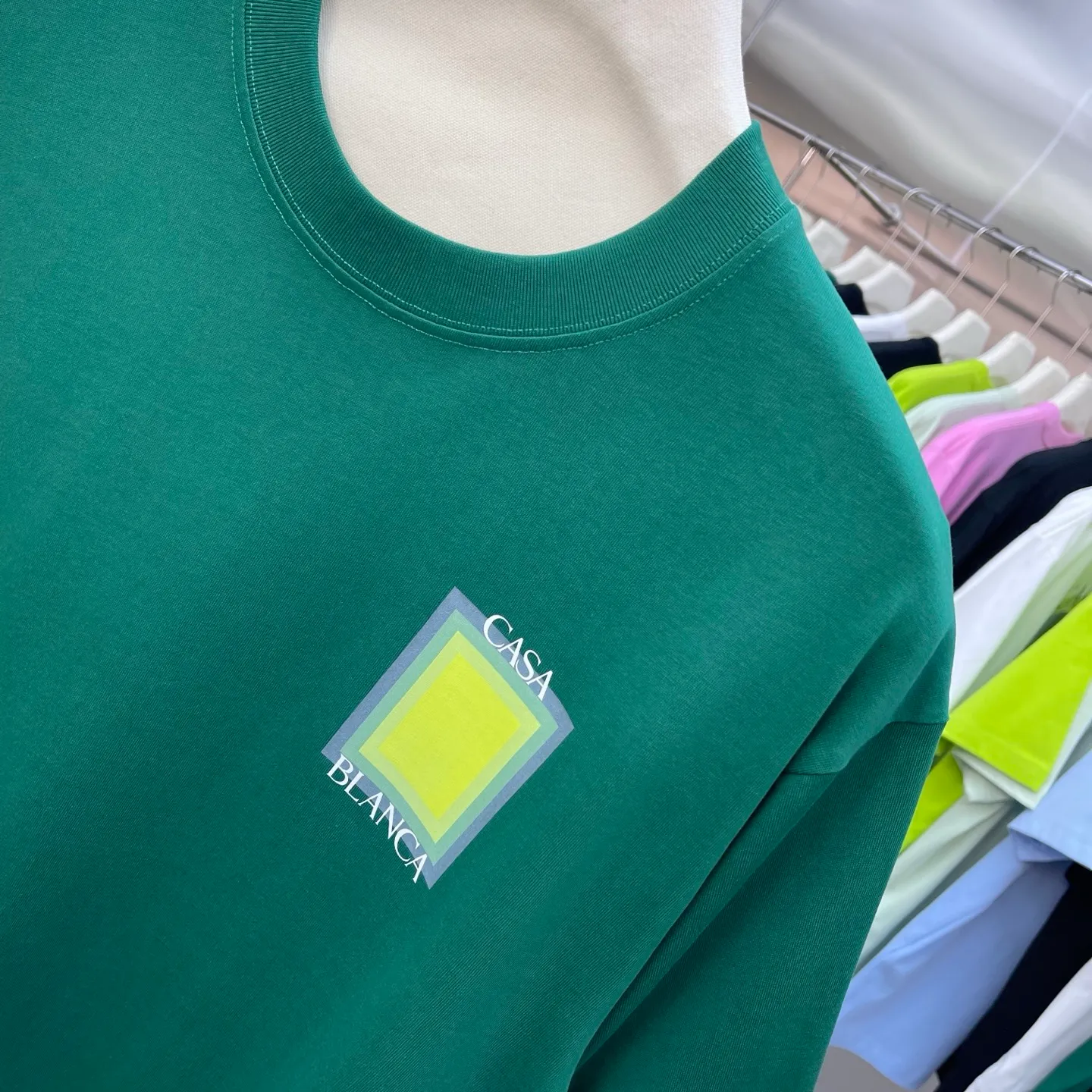 New Arrival Casablanca Casablanca Classic Series printed short-sleeved T-shirt for celebrities. It is made of Xinjiang long-staple cotton ~ grams. The color of the fabric is custom-dyed and will not shrink or fade. It feels comfortable and has a strong texture. A must-have for fashionable men and women, the Classic drop-shoulder wide version is available exclusively in In Stock! Color: White Black Green Pink Blue (5 colors) Size: S M L XL XXL